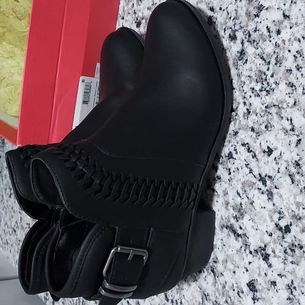Boots size 6.5 black. Never worn